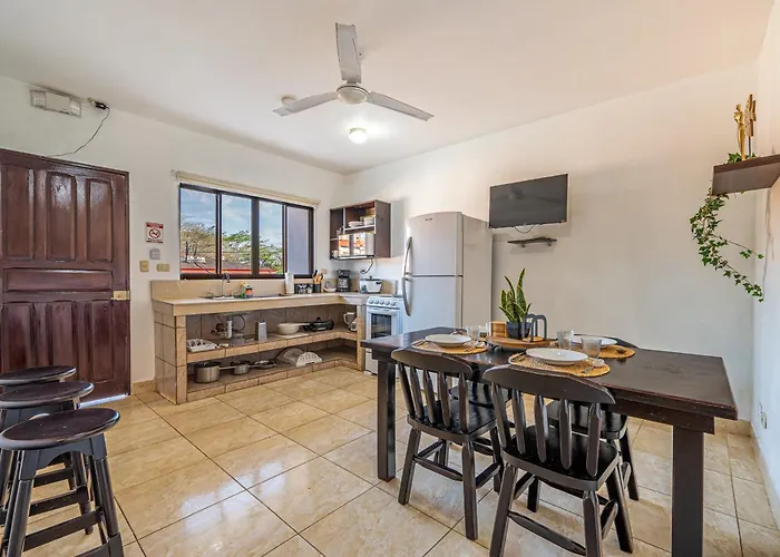 Playas Del Coco W/ Pool: Near Beach! Apartamento *